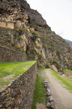 Ollantaytambo, Cusco Peru 'da bir kale ve İnka şehri. Peru And Dağları 'ndaki Kutsal Vadi' de antik bir bina.