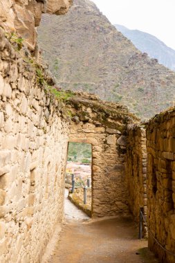 Ollantaytambo, Cusco Peru 'da bir kale ve İnka şehri. Peru And Dağları 'ndaki Kutsal Vadi' de antik bir bina.