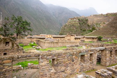 Ollantaytambo, Cusco Peru 'da bir kale ve İnka şehri. Peru And Dağları 'ndaki Kutsal Vadi' de antik bir bina.