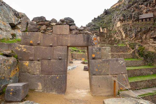 Ollantaytambo, Cusco Peru 'da bir kale ve İnka şehri. Peru And Dağları 'ndaki Kutsal Vadi' de antik bir bina.