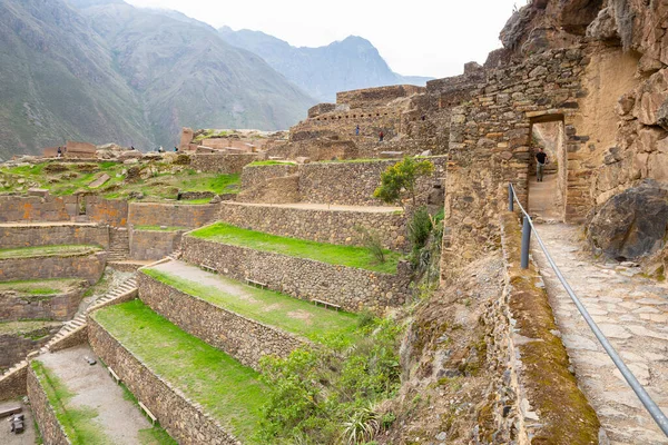 Ollantaytambo, Cusco Peru 'da bir kale ve İnka şehri. Peru And Dağları 'ndaki Kutsal Vadi' de antik bir bina.