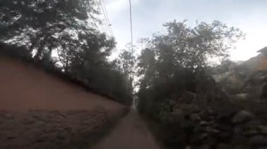 Kutsal Vadi 'deki bisiklet yolu videosu. Dağ bisikleti üzerinden Peru And Dağları sahnesi.