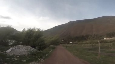 Kutsal Vadi 'deki bisiklet yolu videosu. Dağ bisikleti üzerinden Peru And Dağları sahnesi.