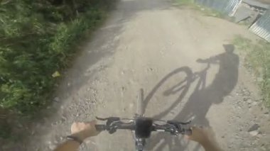 Kutsal Vadi 'deki bisiklet yolu videosu. Dağ bisikleti üzerinden Peru And Dağları sahnesi.