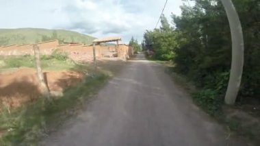 Kutsal Vadi 'deki bisiklet yolu videosu. Dağ bisikleti üzerinden Peru And Dağları sahnesi.