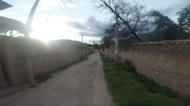 Kutsal Vadi 'deki bisiklet yolu videosu. Dağ bisikleti üzerinden Peru And Dağları sahnesi.