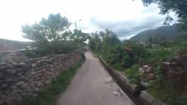 Kutsal Vadi 'deki bisiklet yolu videosu. Dağ bisikleti üzerinden Peru And Dağları sahnesi.