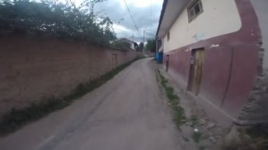 Kutsal Vadi 'deki bisiklet yolu videosu. Dağ bisikleti üzerinden Peru And Dağları sahnesi.