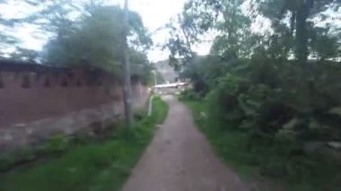 Kutsal Vadi 'deki bisiklet yolu videosu. Dağ bisikleti üzerinden Peru And Dağları sahnesi.