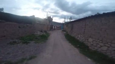 Kutsal Vadi 'deki bisiklet yolu videosu. Dağ bisikleti üzerinden Peru And Dağları sahnesi.