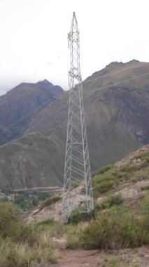 Peru And Dağları 'nın ortasındaki elektrik kulesi. Cusco 'daki yüksek dağlarda elektrik direği.