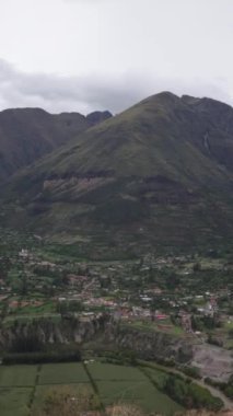Peru And Dağları 'ndaki kutsal vadi. Urubamba Vadisi İnka kültürünün en önemli vadilerinden biriydi..