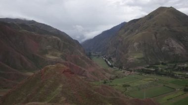 Peru And Dağları 'ndaki kutsal vadi. Urubamba Vadisi İnka kültürünün en önemli vadilerinden biriydi..