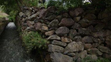 Ollantaytambo sulama kanalları, Cusco Peru 'da bir kale ve İnka şehri. Peru And Dağları 'ndaki Kutsal Vadi' de antik bir bina.