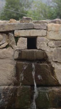 Ollantaytambo sulama kanalları, Cusco Peru 'da bir kale ve İnka şehri. Peru And Dağları 'ndaki Kutsal Vadi' de antik bir bina.