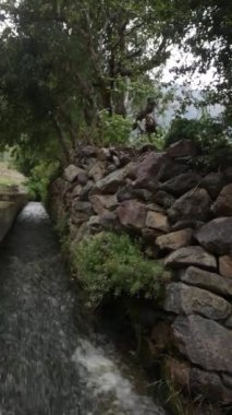 Ollantaytambo sulama kanalları, Cusco Peru 'da bir kale ve İnka şehri. Peru And Dağları 'ndaki Kutsal Vadi' de antik bir bina.