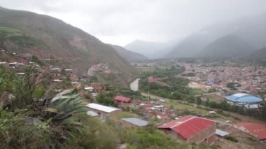 Cusco Peru 'nun Urubamba şehrinde yağmurlu bir gün. Kutsal İnkalar Vadisi 'nin ana şehri.. 
