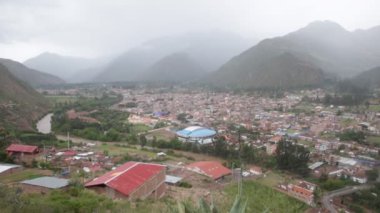 Cusco Peru 'nun Urubamba şehrinde yağmurlu bir gün. Kutsal İnkalar Vadisi 'nin ana şehri.. 