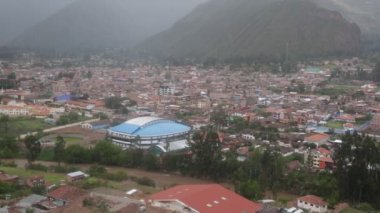 Cusco Peru 'nun Urubamba şehrinde yağmurlu bir gün. Kutsal İnkalar Vadisi 'nin ana şehri.. 