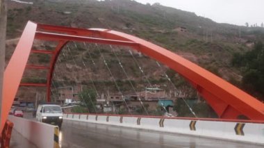 Peru And Dağları 'ndaki Urubamba şehrinin girişindeki köprü. İnkalar 'ın kutsal vadisi, Peru.