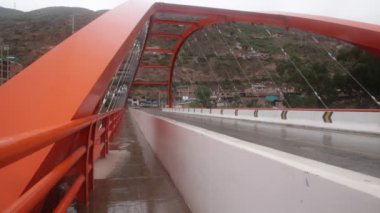 Peru And Dağları 'ndaki Urubamba şehrinin girişindeki köprü. İnkalar 'ın kutsal vadisi, Peru.