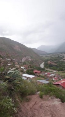 Cusco Peru 'nun Urubamba şehrinde yağmurlu bir gün. Kutsal İnkalar Vadisi 'nin ana şehri.. 