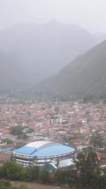 Cusco Peru 'nun Urubamba şehrinde yağmurlu bir gün. Kutsal İnkalar Vadisi 'nin ana şehri.. 