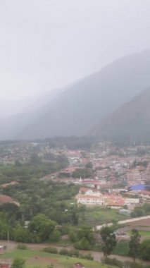 Cusco Peru 'nun Urubamba şehrinde yağmurlu bir gün. Kutsal İnkalar Vadisi 'nin ana şehri.. 
