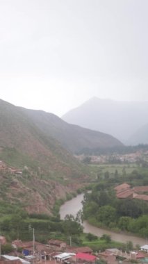 Cusco Peru 'nun Urubamba şehrinde yağmurlu bir gün. Kutsal İnkalar Vadisi 'nin ana şehri.. 