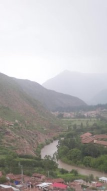 Cusco Peru 'nun Urubamba şehrinde yağmurlu bir gün. Kutsal İnkalar Vadisi 'nin ana şehri.. 