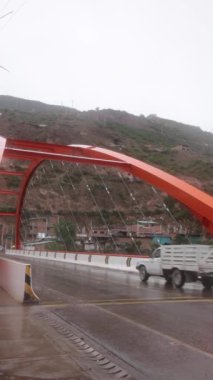 Peru And Dağları 'ndaki Urubamba şehrinin girişindeki köprü. İnkalar 'ın kutsal vadisi, Peru.