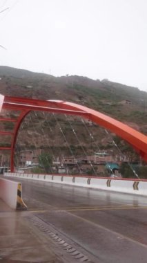 Peru And Dağları 'ndaki Urubamba şehrinin girişindeki köprü. İnkalar 'ın kutsal vadisi, Peru.
