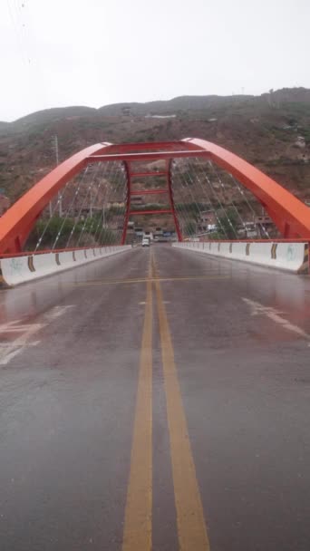 Peru Dağları Ndaki Urubamba Şehrinin Girişindeki Köprü Nkalar Kutsal Vadisi — Stok video