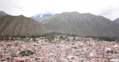 Peru 'nun kutsal vadisindeki Urubamba şehri manzarası. Cusco 'daki Peru And Dağları' ndaki şehir..