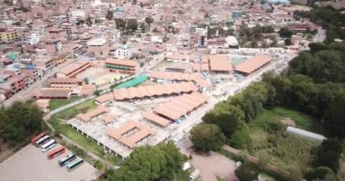 Urubamba Cusco 'daki üretici pazarının havadan görüntüsü. Kutsal Vadi 'deki Peru And Dağları' nda açık pazar.