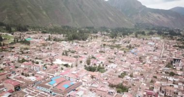 Cusco Peru 'daki Urubamba şehri manzarası. Urumbaba 'nın şehir merkezindeki ana meydanı ve katedrali haç şeklinde..