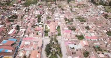 Cusco Peru 'daki Urubamba şehri manzarası. Urumbaba 'nın şehir merkezindeki ana meydanı ve katedrali haç şeklinde..