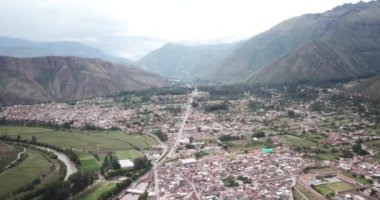 Peru 'nun kutsal vadisindeki Urubamba şehri manzarası. Cusco 'daki Peru And Dağları' ndaki şehir..