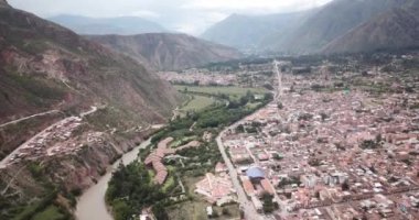 Peru 'nun kutsal vadisindeki Urubamba şehri manzarası. Cusco 'daki Peru And Dağları' ndaki şehir..