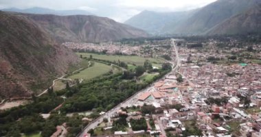 Urubamba Cusco 'daki üretici pazarının havadan görüntüsü. Kutsal Vadi 'deki Peru And Dağları' nda açık pazar.