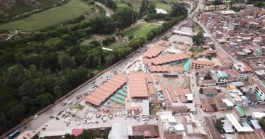 Urubamba Cusco 'daki üretici pazarının havadan görüntüsü. Kutsal Vadi 'deki Peru And Dağları' nda açık pazar.
