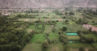 Yucay 'da İnka kültürü tarafından yapılan tarım yapısının görüntüsü. Peru And Dağları 'ndaki Kutsal Vadi' de bir kasaba.