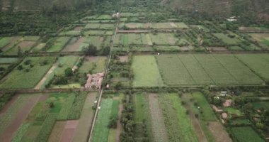 Yucay 'da İnka kültürü tarafından yapılan tarım yapısının görüntüsü. Peru And Dağları 'ndaki Kutsal Vadi' de bir kasaba.