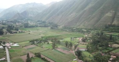Yucay 'da İnka kültürü tarafından yapılan tarım yapısının görüntüsü. Peru And Dağları 'ndaki Kutsal Vadi' de bir kasaba.