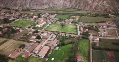 Yucay 'da İnka kültürü tarafından yapılan tarım yapısının görüntüsü. Peru And Dağları 'ndaki Kutsal Vadi' de bir kasaba.