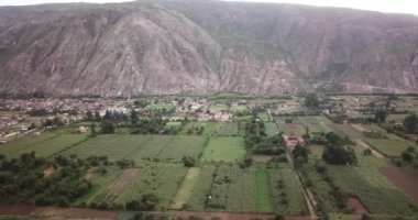 Yucay 'da İnka kültürü tarafından yapılan tarım yapısının görüntüsü. Peru And Dağları 'ndaki Kutsal Vadi' de bir kasaba.