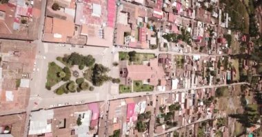 Cusco Peru 'daki Urubamba şehri manzarası. Urumbaba 'nın şehir merkezindeki ana meydanı ve katedrali haç şeklinde..