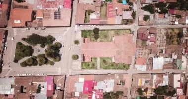 Cusco Peru 'daki Urubamba şehri manzarası. Urumbaba 'nın şehir merkezindeki ana meydanı ve katedrali haç şeklinde..