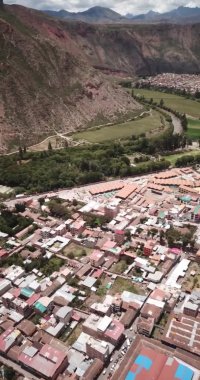 Urubamba Cusco 'daki üretici pazarının havadan görüntüsü. Kutsal Vadi 'deki Peru And Dağları' nda açık pazar.