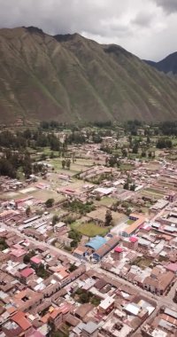 Cusco Peru 'daki Urubamba şehri manzarası. Urumbaba 'nın şehir merkezindeki ana meydanı ve katedrali haç şeklinde..